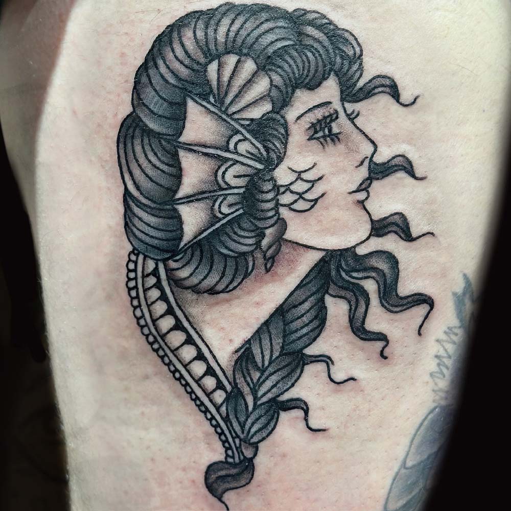 https://luckyrosetattoo.gr/wp-content/uploads/2026/03/gallery_Siouxi_1.jpg