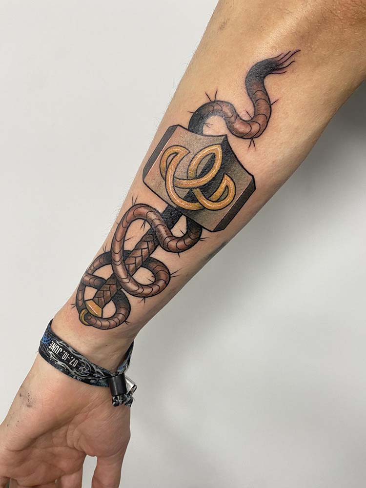 https://luckyrosetattoo.gr/wp-content/uploads/2026/03/gallery_Zinas_6.jpg
